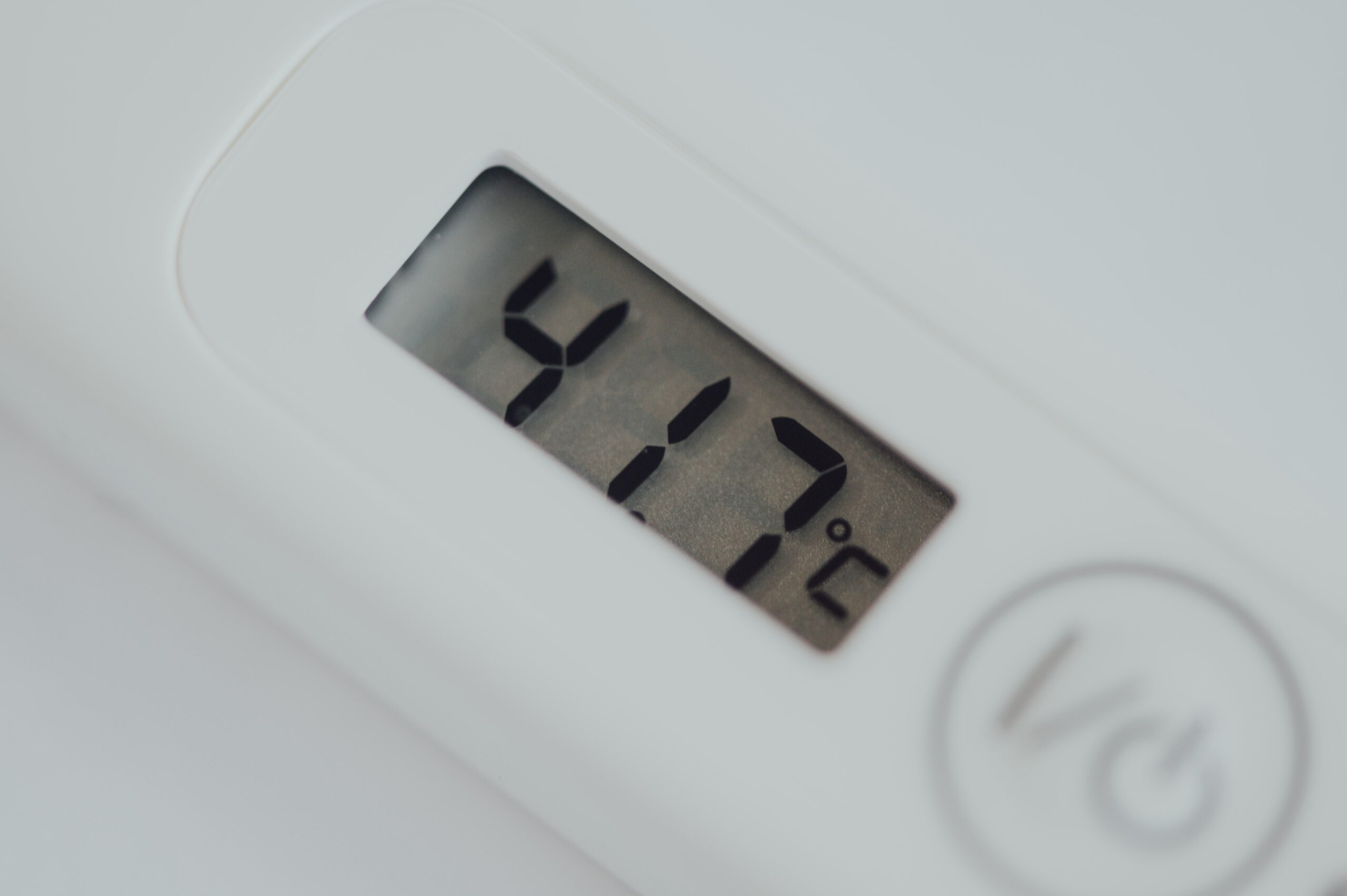Thermometer showing a high temperature of 41.7 degrees Celsius.